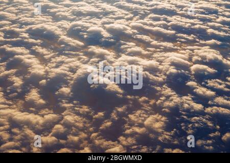 Decke von Wolken. Sonne unter einer Decke von Wolken. Auf eine Decke von Wolken. Sonne unter einer Decke von Wolken. Reibungslose Ansicht von oben wit Stockfoto