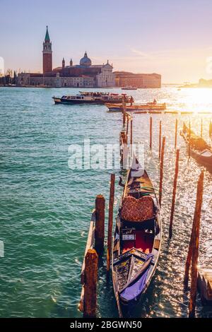 Gondeln vor Anker in der Nähe von Piazza San Marco gegenüber Insel San Giorgio Maggiore in Venedig, Italien. Gondeln waren einst die wichtigste Form der Transport aro Stockfoto