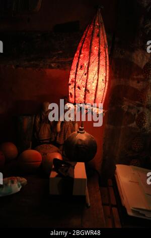 Romantische Lampe mit rotem Papier Lampenschirm in kleinen englischen Landhaus Stockfoto