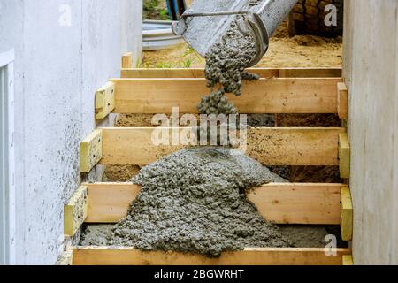 Die Treppe rauf und runter, die in die Untergeschosstreppe im Bau eindringt Stockfoto