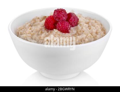 Leckere Haferflocken mit Beeren, isoliert auf weiß Stockfoto