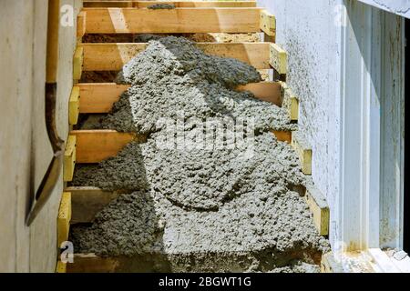 Betontreppe im Bau im Keller für Betongießgerüst Stockfoto