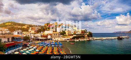 Berühmten Sommer Resort in Bali Village, in der Nähe von Rethimnon, Kreta, Griechenland. Meerblick bei Bali Village, der Insel Kreta, Griechenland. Blick von der Steilküste über die Bucht mit Bea Stockfoto