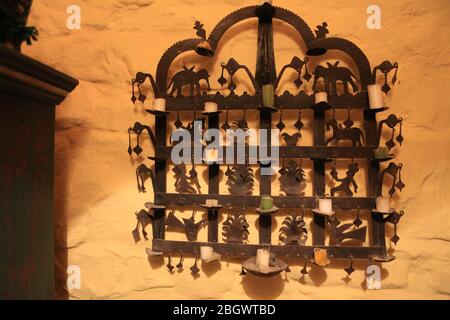 Zwanzig Kerzenhalter mit vielen Geschichten zu erzählen... Stockfoto