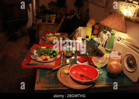 Abendessen in alten ursprünglichen Cottage Küche in Sussex Dorf UK Stockfoto