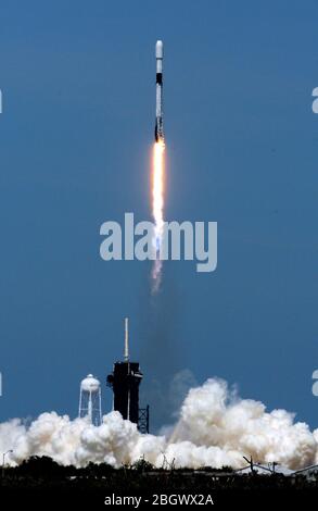 Eine SpaceX Falcon 9 Rakete mit der siebten Charge von 60 Starlink Satelliten startet erfolgreich von Pad 39A im Kennedy Space Center in Florida. Die Satelliten sind Teil einer geplanten Konstellation, die einen globalen Breitband-Internetdienst bereitstellen wird. Stockfoto