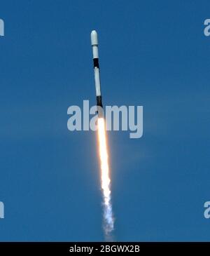 Eine SpaceX Falcon 9 Rakete mit der siebten Charge von 60 Starlink Satelliten startet erfolgreich von Pad 39A im Kennedy Space Center in Florida. Die Satelliten sind Teil einer geplanten Konstellation, die einen globalen Breitband-Internetdienst bereitstellen wird. Stockfoto