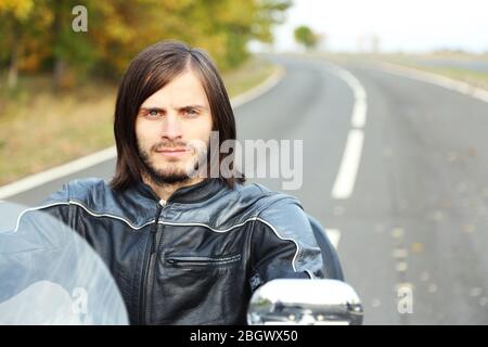 Biker Mann sitzt auf dem Fahrrad Stockfoto