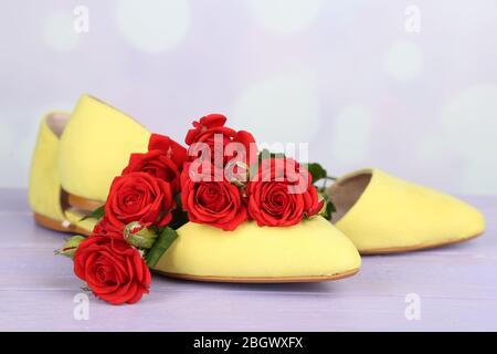 Schöne Frau Schuhe mit Blumen auf hellem Hintergrund Stockfoto