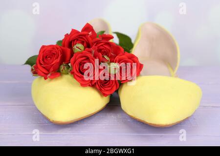 Schöne Frau Schuhe mit Blumen auf hellem Hintergrund Stockfoto