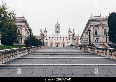 Cordonata-Treppe und weißen Statuen von Castor und Pollux auf der Piazza del Campidoglio (kapitolinische Platz) auf dem kapitolinischen Hügel, Rom, Italien Stockfoto