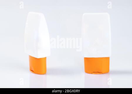 Weiße Plastikflasche Behälter Mock up, Verpackung Produktvorlage isoliert auf weißem Hintergrund Stockfoto