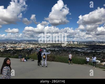 Die Leute genießen den Blick über das Los Angeles Becken von Culver City, Century City und Westwood von oben auf dem Baldwin Hills Scenic Overlook Park. Stockfoto