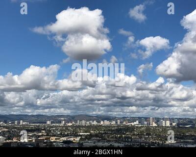 Blick über das Los Angeles Becken von Culver City, Century City und Westwood von Baldwin Hills landschaftlich reizvoller Aussichtspark an einem klaren Tag. Stockfoto