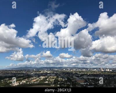 Blick über das Los Angeles Becken von Culver City, Century City und Westwood von Baldwin Hills landschaftlich reizvoller Aussichtspark an einem klaren Tag. Stockfoto