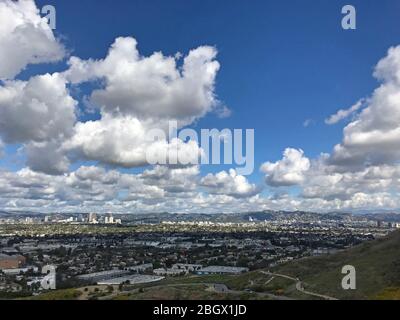 Blick über das Los Angeles Becken von Culver City, Century City und Westwood von Baldwin Hills landschaftlich reizvoller Aussichtspark an einem klaren Tag. Stockfoto