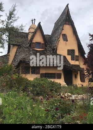 Das Bevely Hills Witch House in einem Wohngebiet von Beverly Hills, CA war einst ein Filmset. Stockfoto