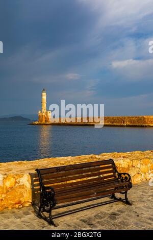 Panorama der Venezianischen Hafen am Wasser und Leuchtturm im alten Hafen von Chania, Kreta, Griechenland. Alten venezianischen Leuchtturm in Chania, Griechenland. Leuchtturm Stockfoto