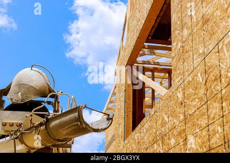 Ein Zement Mischer LKW Gießen frischen Beton in Gießen Zement Bürgersteig Stockfoto