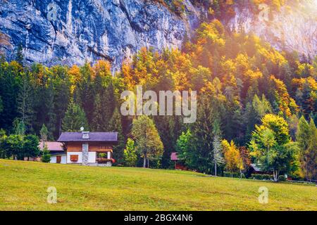 Herbst in der berühmten Dolomiten, Italien, Europa. Dramatische Klippen umgeben das Dorf mit den berühmten Berge und Wald. Colorfu Stockfoto