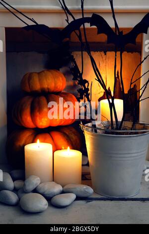 Halloween Komposition auf Kamin Nahaufnahme Stockfoto