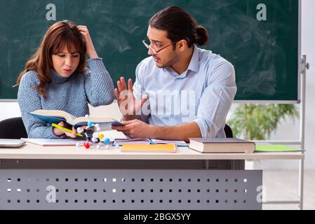 Junger Schüler und Lehrer im Klassenzimmer Stockfoto