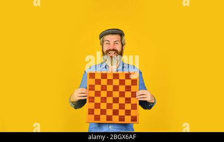 Brettspiel. Strategiekonzept. Schachwettbewerb. Nachdenklicher bärtiger Mann spielt Schach. Schachfigur. Intellektuelles Spiel. Viel Spaß bei Turnieren. Großmeister. Schachstunde. Kognitive Entwicklung. Stockfoto