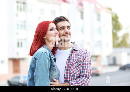 Liebevolles Paar in der Nähe von Appartementhaus Stockfoto