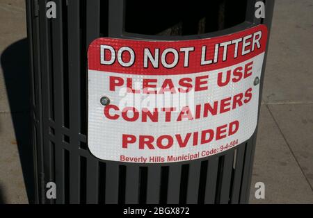 Los Angeles, Kalifornien, USA 22. April 2020 EINE allgemeine Sicht der Atmosphäre von Zeichen auf Mülleimern während der Coronavirus Covid-19 Pandemie am 22. April 2020 in Los Angeles, Kalifornien, USA. Foto von Barry King/Alamy Stock Photo Stockfoto