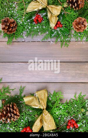 Schöne Weihnachtsborte aus Tanne und Mistel auf Holzhintergrund Stockfoto