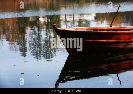 Holzboot auf dem Wasser Stockfoto