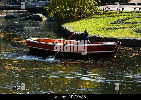 Holzboot auf dem Wasser Stockfoto