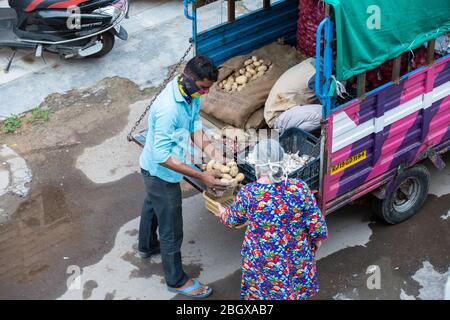 Jodhpur, Rajashtbn, Indien. April 2020. Menschen, die Lebensmittel kaufen, Hauslieferdienst aufgrund der Sperre, Coronavirus, COVID-19 Ausbruch in indien. Stockfoto