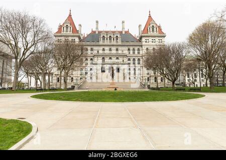 Coxsackie, NY - 22. April 2020: Blick auf das New York State Capitol vom leeren East Capitol Park während der COVID-19 Pandemie Stockfoto