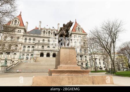 Coxsackie, NY - 22. April 2020: Blick auf das New York State Capitol vom leeren East Capitol Park während der COVID-19 Pandemie Stockfoto