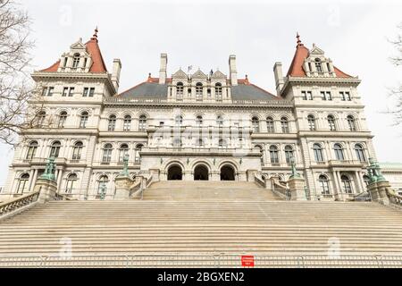 Coxsackie, NY - 22. April 2020: Blick auf das New York State Capitol vom leeren East Capitol Park während der COVID-19 Pandemie Stockfoto