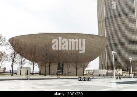 Coxsackie, NY - 22. April 2020: Das Ei-Kunstzentrum, das während der COVID-19 Pandemie auf dem leeren Empire State Plaza gesehen wurde Stockfoto