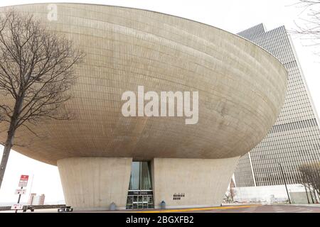 Coxsackie, NY - 22. April 2020: Das Ei-Kunstzentrum, das während der COVID-19 Pandemie auf dem leeren Empire State Plaza gesehen wurde Stockfoto