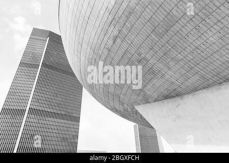 Coxsackie, NY - 22. April 2020: Das Ei-Kunstzentrum, das während der COVID-19 Pandemie auf dem leeren Empire State Plaza gesehen wurde Stockfoto