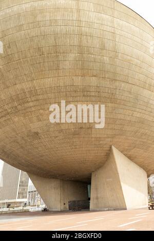 Coxsackie, NY - 22. April 2020: Das Ei-Kunstzentrum, das während der COVID-19 Pandemie auf dem leeren Empire State Plaza gesehen wurde Stockfoto