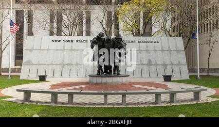 Coxsackie, NY - 22. April 2020: Denkmal für gefallene Feuerwehrleute während der COVID-19 Pandemie auf dem Empire State Plaza Stockfoto