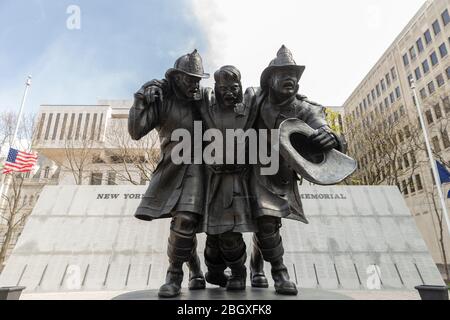 Coxsackie, NY - 22. April 2020: Denkmal für gefallene Feuerwehrleute während der COVID-19 Pandemie auf dem Empire State Plaza Stockfoto