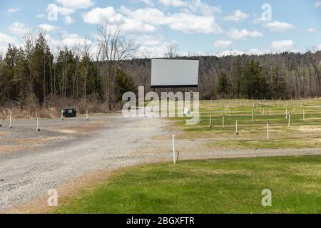 Coxsackie, NY - 22. April 2020: Blick auf das geschlossene Drive-in Kino während der COVID-19 Pandemie auf der State Route 9W Stockfoto