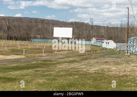 Coxsackie, NY - 22. April 2020: Blick auf das geschlossene Drive-in Kino während der COVID-19 Pandemie auf der State Route 9W Stockfoto