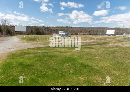 Coxsackie, NY - 22. April 2020: Blick auf das geschlossene Drive-in Kino während der COVID-19 Pandemie auf der State Route 9W Stockfoto