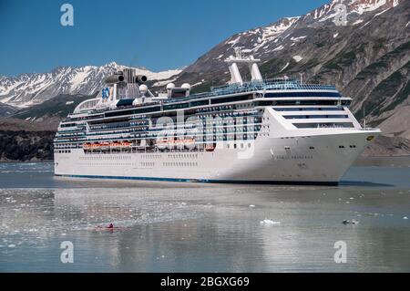 Das Coral Princess liegt in GlacierBay mit einem Kajakfahrer Stockfoto