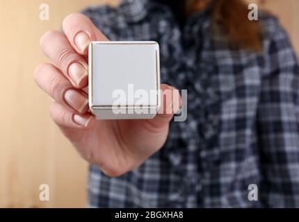 Lernwürfel in den Händen, Nahaufnahme Stockfoto