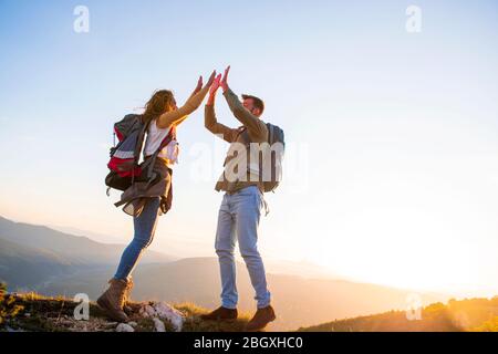 Ein Paar auf einem Berg schüttelt die Hände Stockfoto