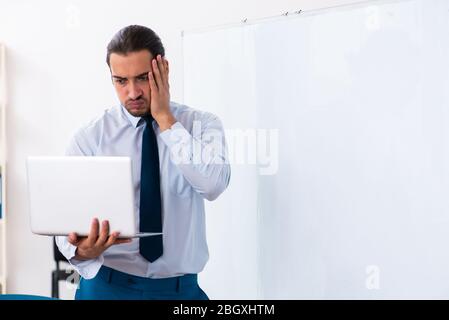 Junger Mitarbeiter im Präsentationskonzept Stockfoto