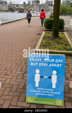 Vancouver, Kanada, 22. April 2020. Ein Schild auf einem Fußweg erinnert die Menschen daran, während der COVD-19-Pandemie die sozialen Distanzierungsregeln zu befolgen und zwei Meter voneinander entfernt zu bleiben. Stockfoto